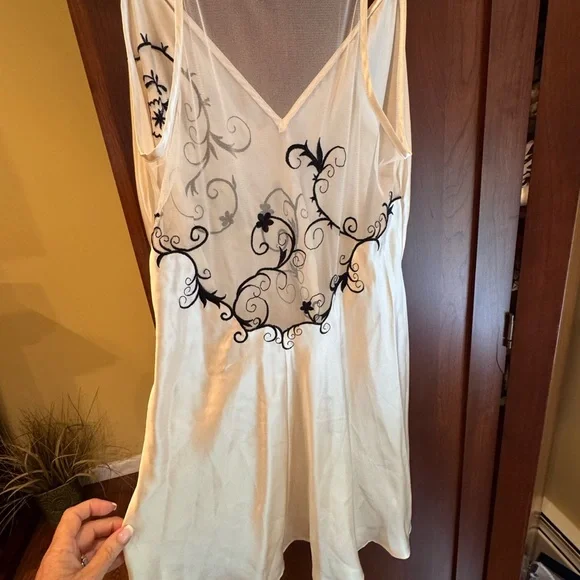 Victoria’s Secret nightgown w/Black Embroidery matching robe for sale too - Picture 2 of 6